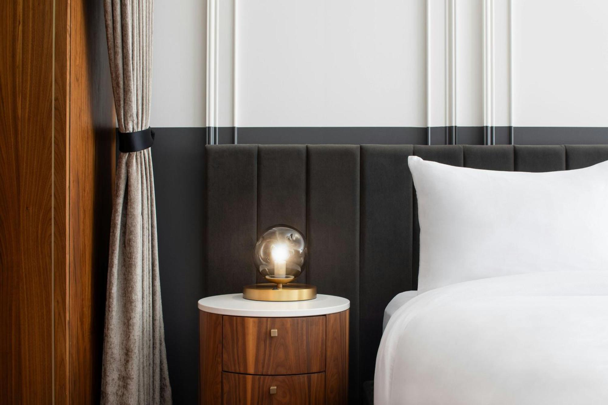 Honeyrose Hotel, Montreal, A Tribute Portfolio Hotel Esterno foto A bedside table